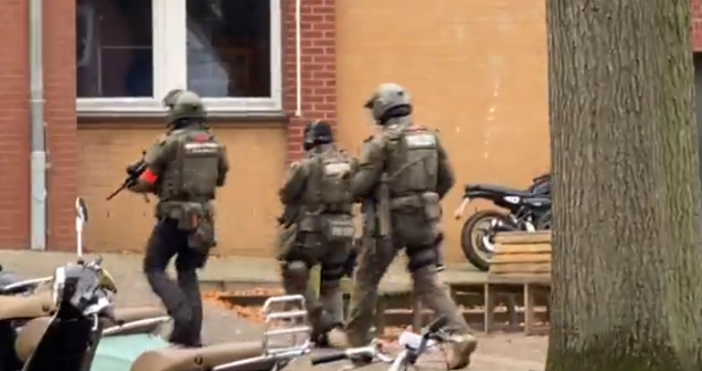 Въоръжени мъже се барикадираха в училище в Хамбург Двамата мъже  влезли