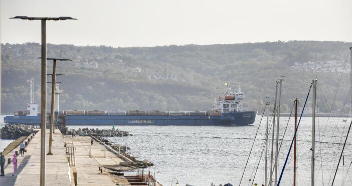 Руският ферибот Славянин влезе в пристанище Варна.Той е с пробойна