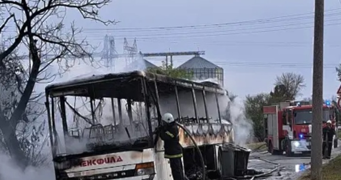 снимкa: Николай Атанасов, Фейсбук група Виждам те КАТ-ВарнаПътнически автобус изгоря