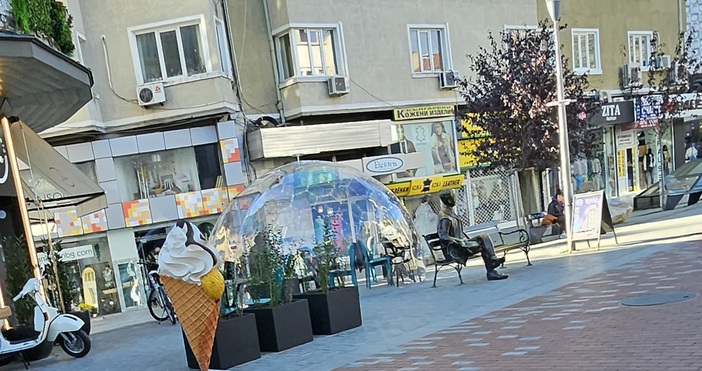 Странна прозрачна сфера се появи на Главната улица във Варна.Тя