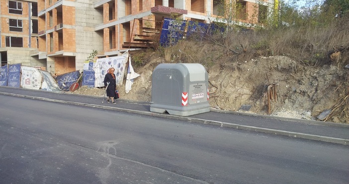 Доста странна гледка на улица Мир във Варна.Улицата е ремонтирана,