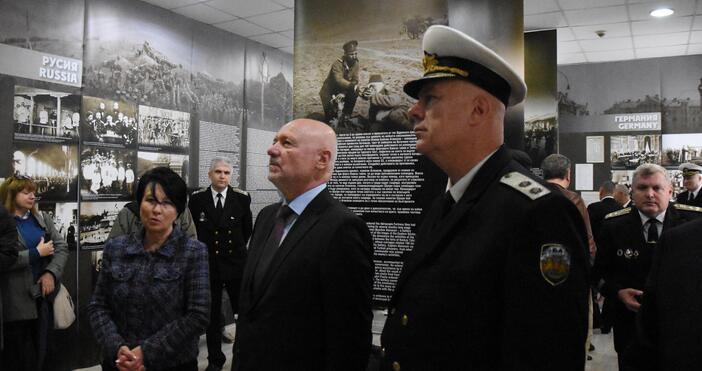 снимки: Министърът на отбраната Тодор Тагарев откри изложбата Враг/Приятел“ във