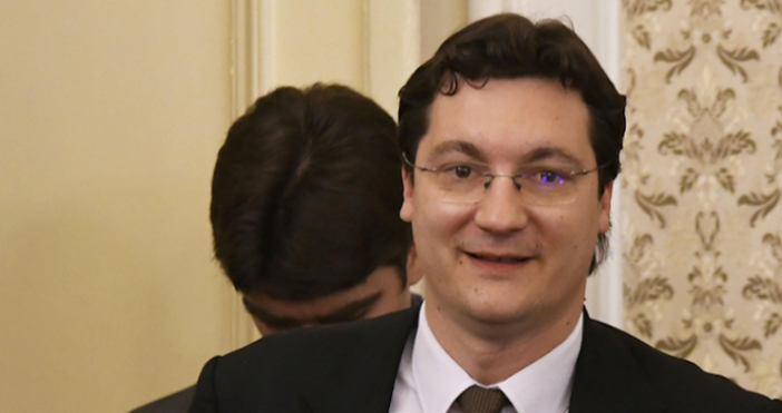 Премиерът няма законово основание да иска оставката на Пламен Тончев. В