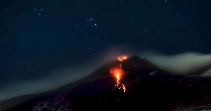 илюстрация  Angelo T La Spina УикипедияНово мощно изригване на вулкана Етна