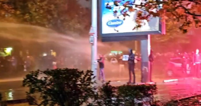 Демонстрантите в София срещу ръководството на БФС вече са атакувани