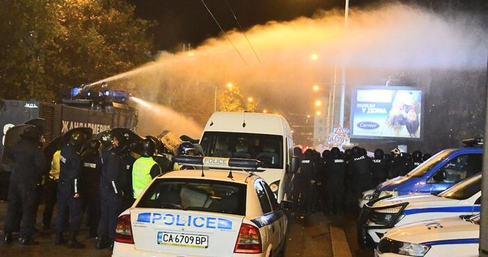 Протестите в София срещу ръководството на БФС ескалираха, стина се