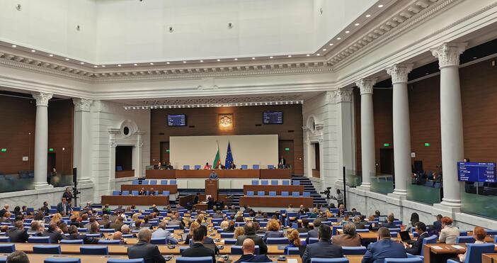Парламентът не събра кворум от първия опит за започване на