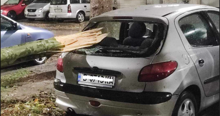 Ураганният вятър във Варна вече причинява щети по коли.Потребители на фейсбук