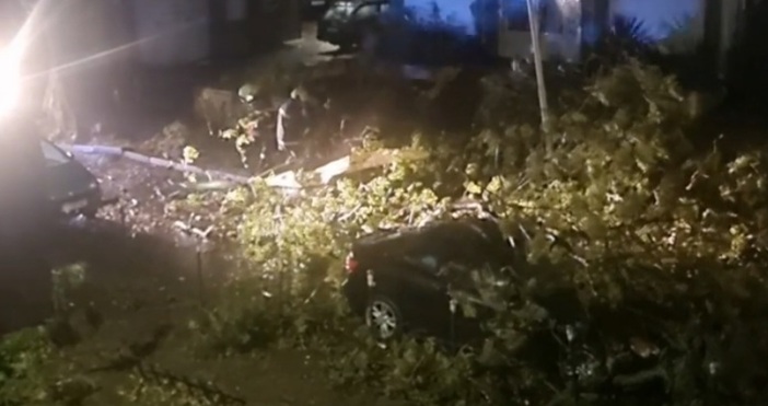 Бурният вятър взе първа жертва във Варна Пешеходец загина на улица