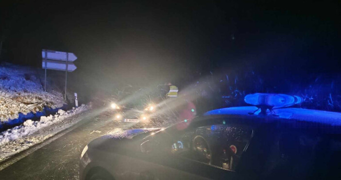 Усложнена остава обстановката в Шуменска област Затворен поради снегонавяване е