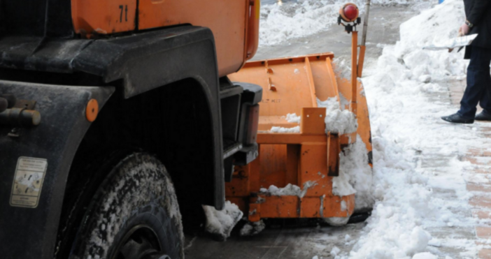 Снегопочистващите фирми са в готовност включително и с човешки ресурс 30