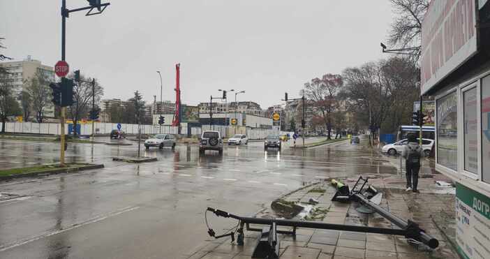 Светофар падна на централно кръстовище във Варна  Мястото са двата булеварда