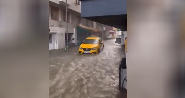 Морето наводни райони в редица турски градове след мощни урагани