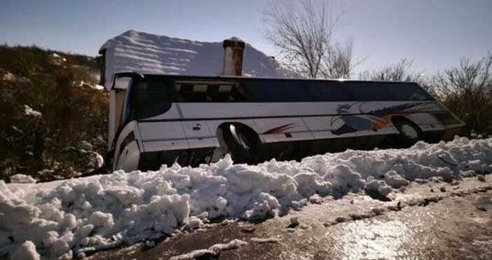 Инцидент между селата Фурен и Лесура във Врачанско автобус