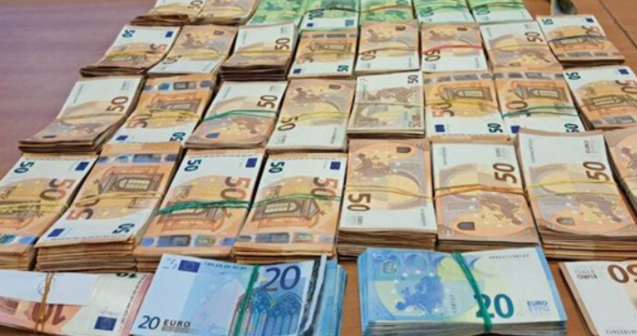 Удар на родни митничари.Митнически инспектори задържаха недекларирани 95 700 евро в района на Граничния