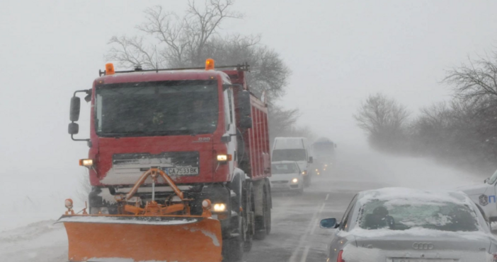 Продължават дейностите на ангажираните със зимното почистване в община Плевен