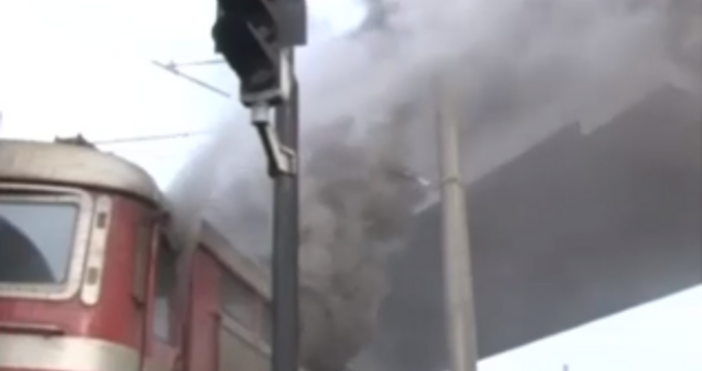 Запали се пътнически локомотив на гара Тулово в старозагорско Пожарникари