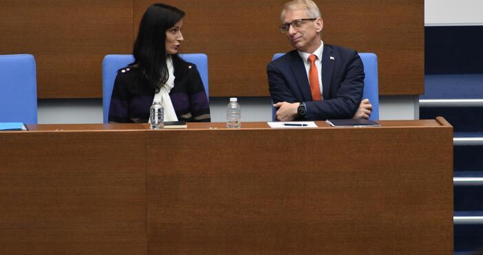 Премиерът Николай Денков обяви от парламентарната трибуна, че земи от