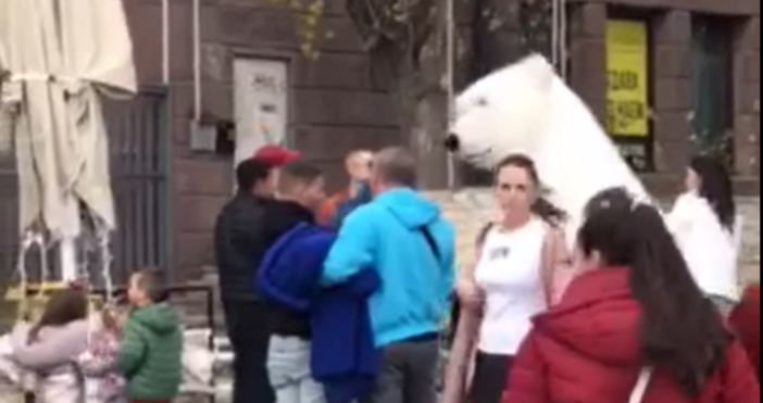 Бял мечок се появи на главната улица във Варна видя
