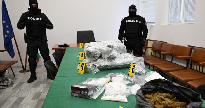 Снимки: 35-годишен мъж е задържан във Варна при полицейска операция