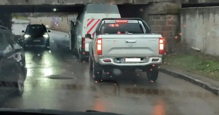 Млада шофьорка на бус се заклещи под мост в София