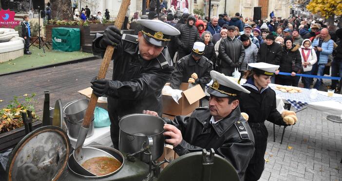 Празникът започна в храм Св. Николай Чудотворец, където бе отслужена