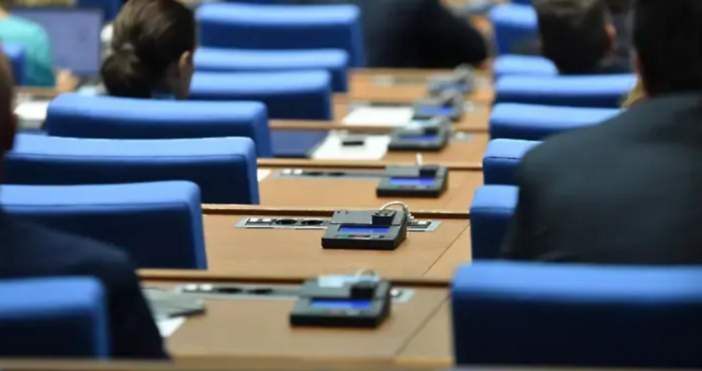 След повече от 4 часа бурни дебати в Народното събрание