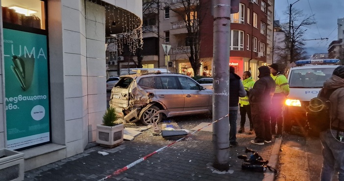 64-годишен мъж е в кома, след като автомобил се вряза