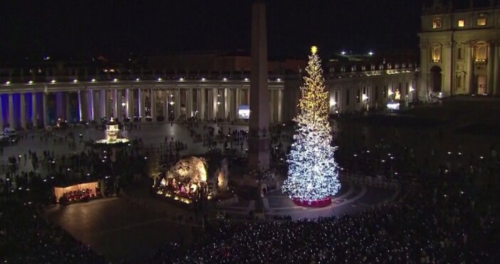 Запалиха светлините на голямото коледно дърво на площад Свети Петър