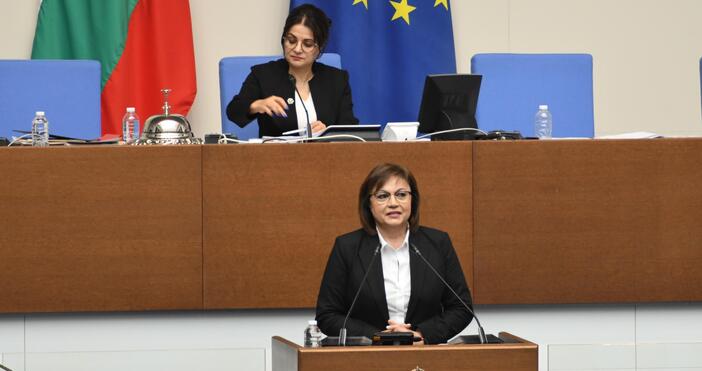 Лидерът на БСП Корнелия Нинова говори по време на среща