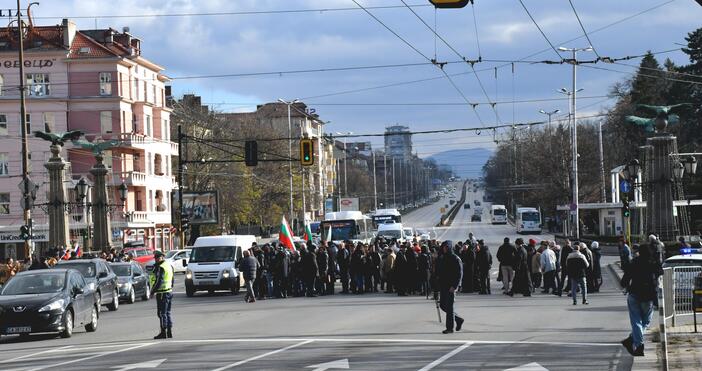 Снимки Протестиращите срещу демонтажа на паметника на Съветската армия блокираха