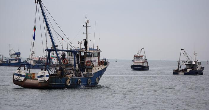 Рибарски кораб се блъсна в скала край Балчик съобщи БНР