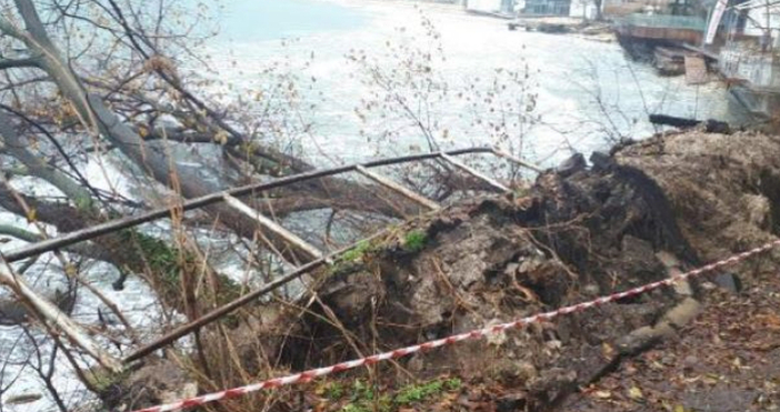 В района на Рибарския плаж във Варна има пропадане на земни