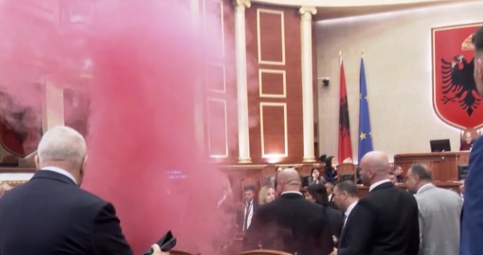 Заседанието на албанския парламент продължи едва 7 минути по време