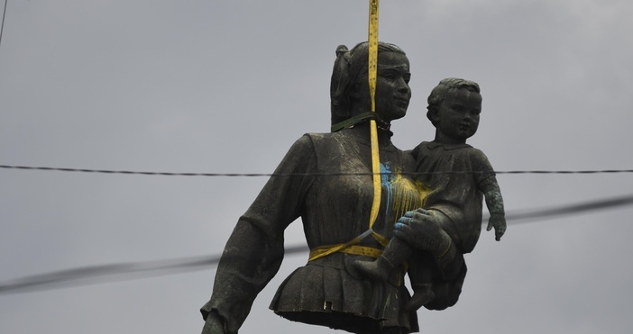 Демонтираха и жената с детето от Паметника на Съветската армия.Те