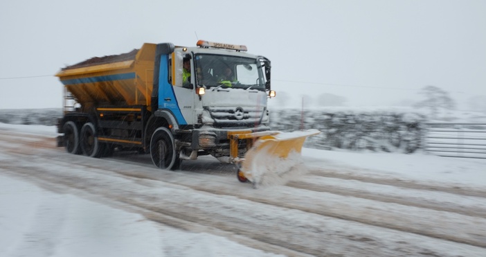Обилен снеговалеж затруднява движението в района на прохода Предел съобщават