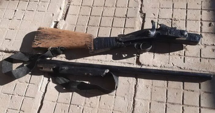 Полицейски служители от участъка в Хитрино иззеха незаконно оръжие след