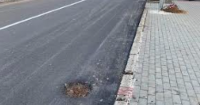 Опасна дупка зейна на новоасфалтиран път във варненския квартал Галата  Язвата