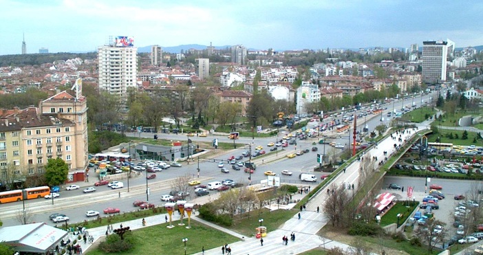 Улиците в България са пълни с нови коли, заведенията са