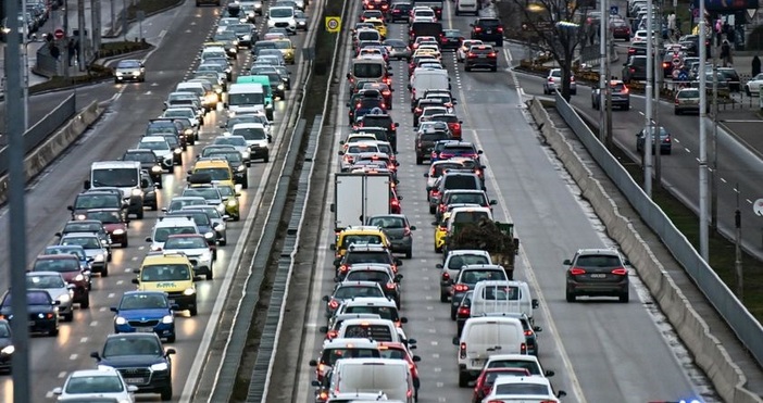 Задръстването на Цариградско шосе днес следобяд напомня на километричните потоци