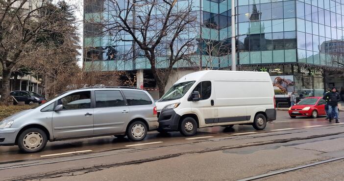 Снимки: Жена е откарана в Пирогов след катастрофа на площад