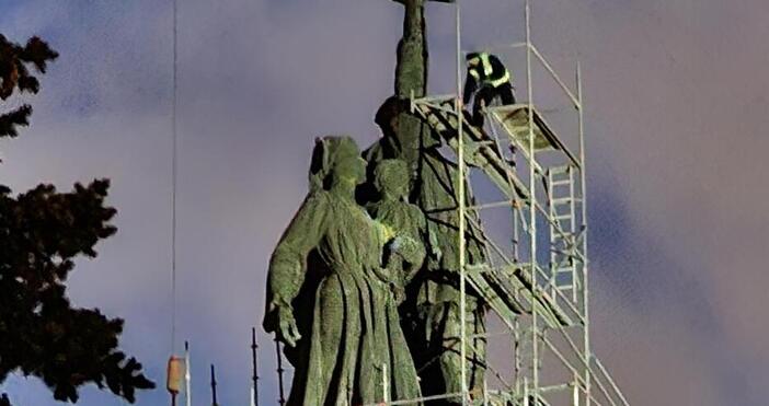 Демонтираните бронзови фигури от монумента Паметник на съветската армия са