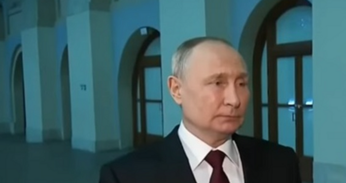 Публично руският президент Владимир Путин се преструва че е готов