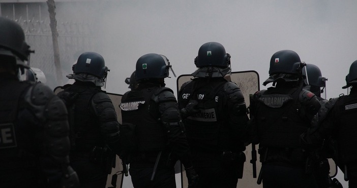 Сръбската полиция използва сълзотворен газ, за да попречи на стотици