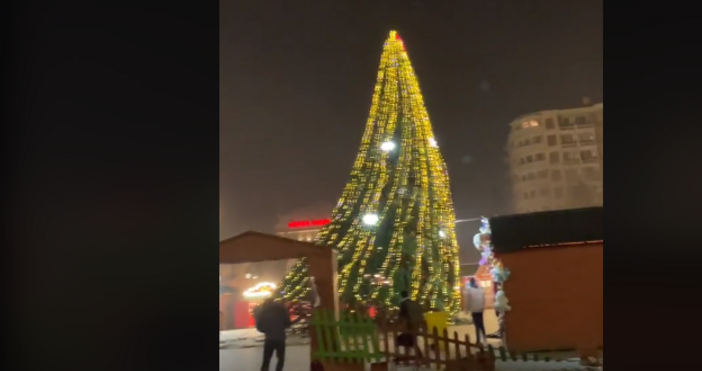 Кадъ Тик токУжасяващ инцидент в Азербайджан.Там падна огромна Коледна елха.Това
