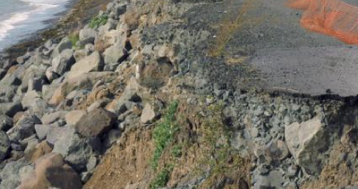 Подпочвени води са активирали старо свлачище в района на Трета