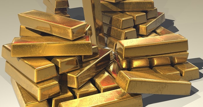 Цените на златото се понижават леко в петък но се