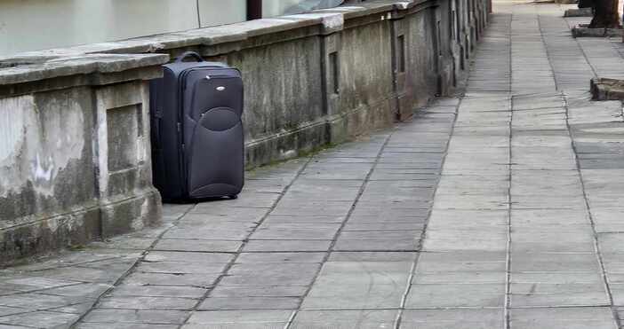 Изоставен куфар се появи на централната улица Любен Каравелов във