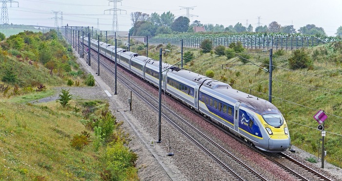 Най-малко 14 влака Eurostar бяха отменени в събота след наводнение