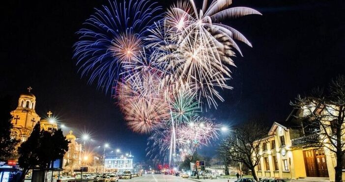 Честита Нова година Нека 2024 г ви донесе здраве късмет щастие и удовлетвореност Нека